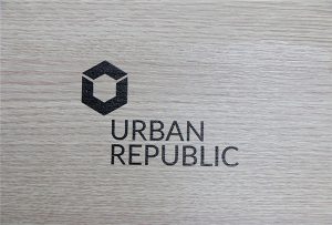 Tiskanje logotipa na drvnim materijalima tvrtke WER-D4880UV
